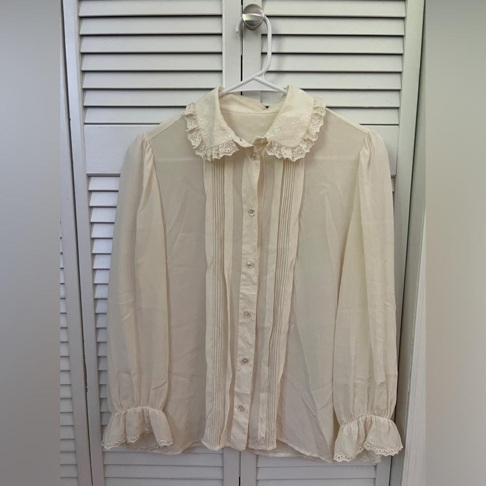 100 silk blouse，cute colar，pearl botton
vintage style